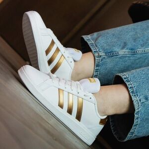 Adidas Cloudfoam White and Gold Striped Sneakers Size 8.5 Athletic Metallic